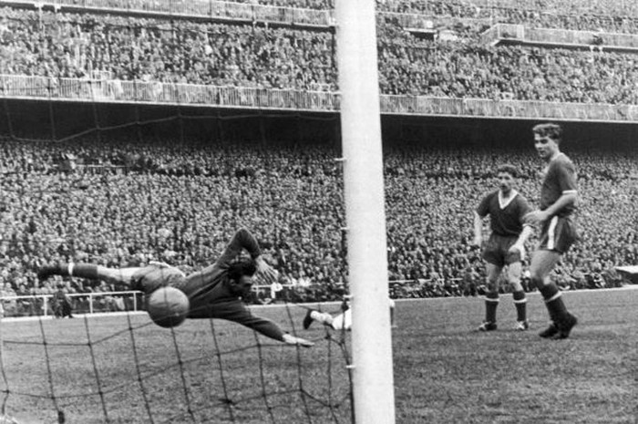 Alfredo Di Stefano huyền thoại nâng tỷ số lên 2-0 ở lượt đi tại Madrid năm 1957.